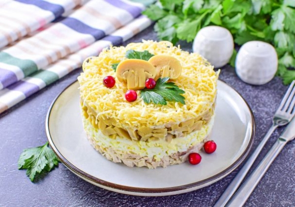 Салат с курицей, сыром и маринованными грибами Салат с курицей, сыром и маринованными грибами