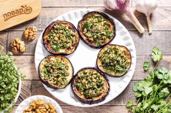 Баклажаны с чесноком и орехами Баклажаны с чесноком и орехами