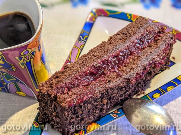 Шоколадный торт с шоколадно-кофейным кремом и ягодной прослойкой Шоколадный торт с шоколадно-кофейным кремом и ягодной прослойкой