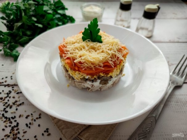 Слоеный салат с корейской морковью, курицей и грибами Слоеный салат с корейской морковью, курицей и грибами