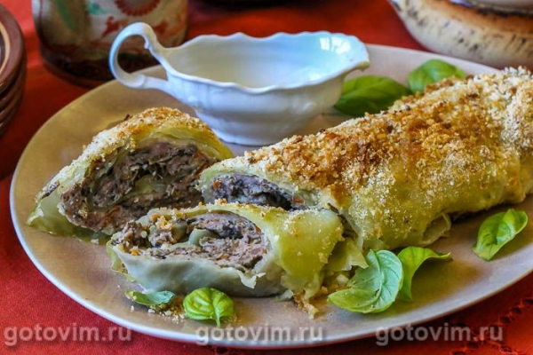 Рулет из капусты с мясом под хрустящей хлебной корочкой Рулет из капусты с мясом под хрустящей хлебной корочкой