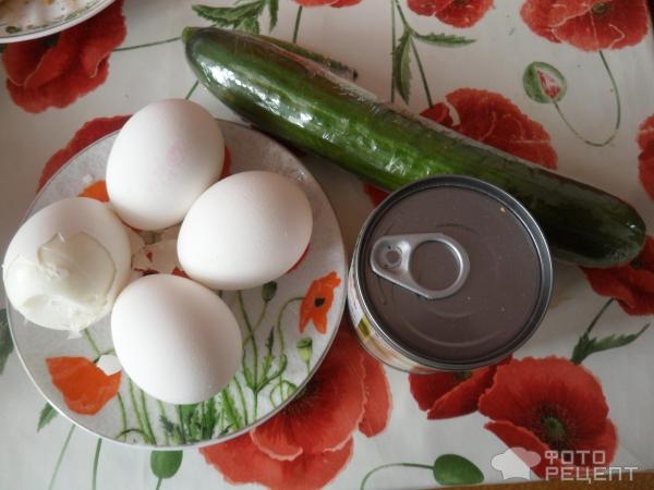 Рецепт: Салат из огурца с яйцом и кукурузой - заправленный майонезом Рецепт: Салат из огурца с яйцом и кукурузой - заправленный майонезом