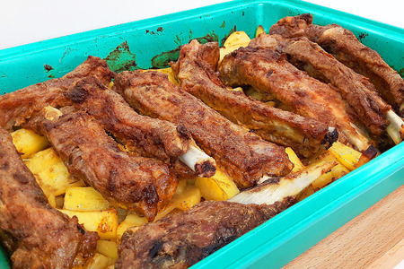 Свиные ребрышки с картошкой, запеченные в духовке Свиные ребрышки с картошкой, запеченные в духовке