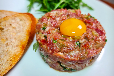 Тартар из говядины | французская закуска из сырого мяса Тартар из говядины | французская закуска из сырого мяса