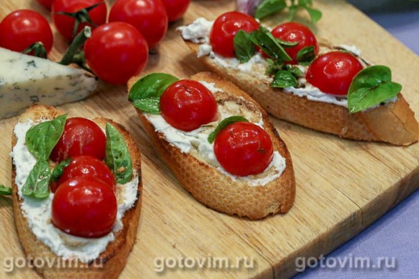 Брускетта с творожным сыром, помидорами черри и базиликом Брускетта с творожным сыром, помидорами черри и базиликом