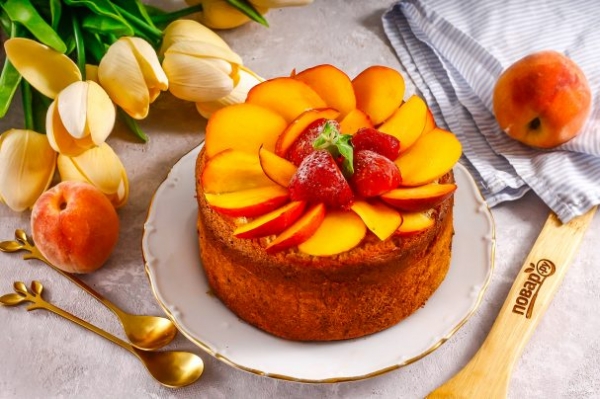 Пирог с клубникой и персиками Пирог с клубникой и персиками