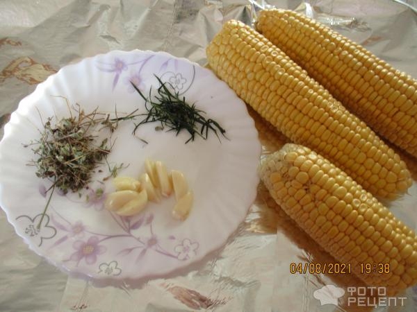 Рецепт: Кукуруза запеченная в духовке - в фольге с чесноком и травами Рецепт: Кукуруза запеченная в духовке - в фольге с чесноком и травами