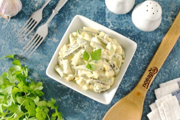 Салат с маринованными огурцами и яйцами Салат с маринованными огурцами и яйцами