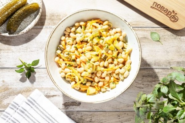 Cалат с фасолью и маринованными огурцами Cалат с фасолью и маринованными огурцами