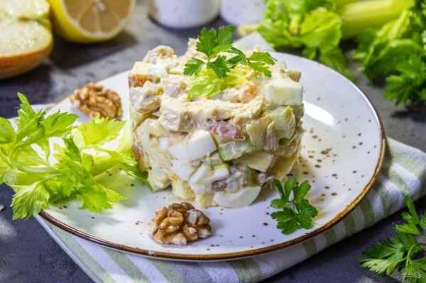 Салат из куриной грудки и сельдерея Салат из куриной грудки и сельдерея
