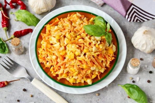 Салат с сыром, кукурузой и морковью Салат с сыром, кукурузой и морковью