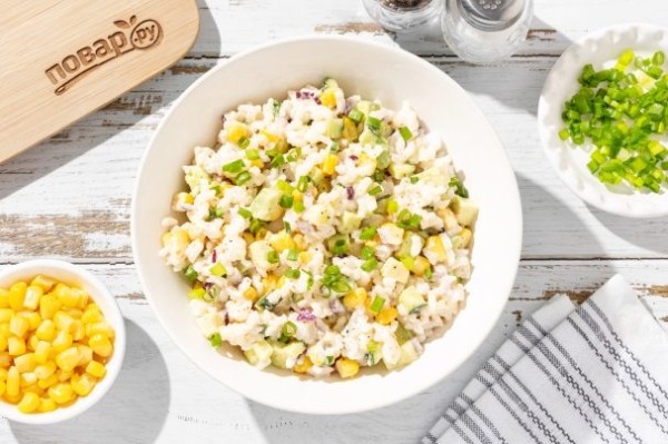 Салат с рисом, кукурузой и майонезом Салат с рисом, кукурузой и майонезом