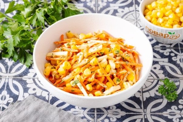 Салат с морковью, сыром и кукурузой Салат с морковью, сыром и кукурузой
