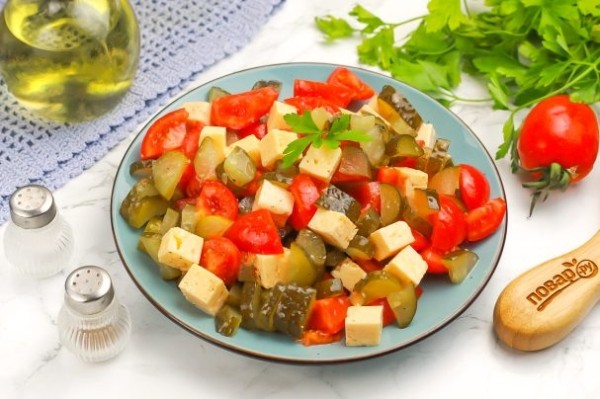Салат с сыром, помидорами и маринованными огурцами Салат с сыром, помидорами и маринованными огурцами