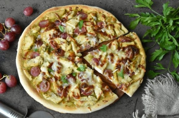 Пицца с курицей и соусом песто Пицца с курицей и соусом песто