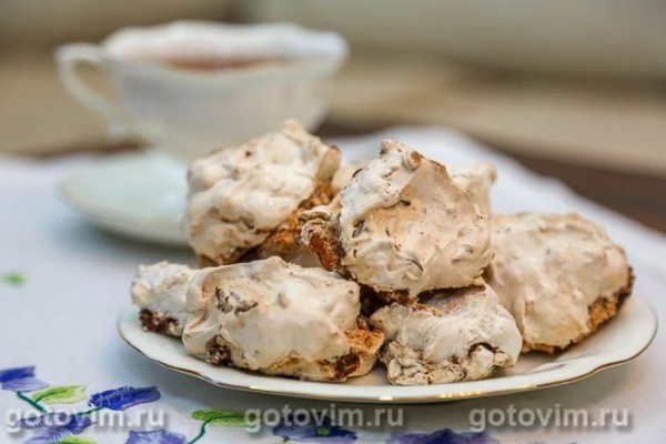 Меренги с черным шоколадом и грецкими орехами Меренги с черным шоколадом и грецкими орехами