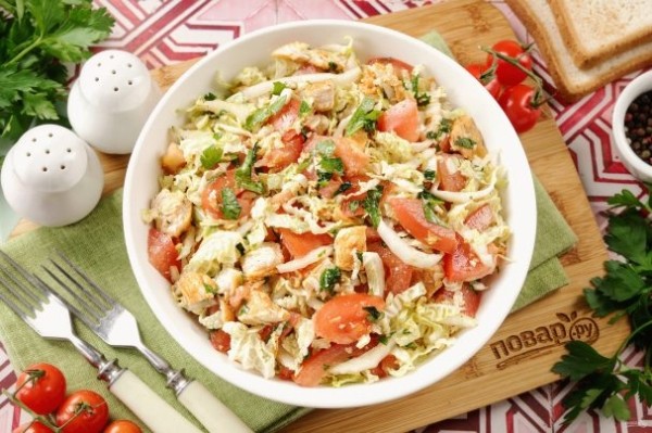 Салат с курицей, помидором и пекинской капустой Салат с курицей, помидором и пекинской капустой