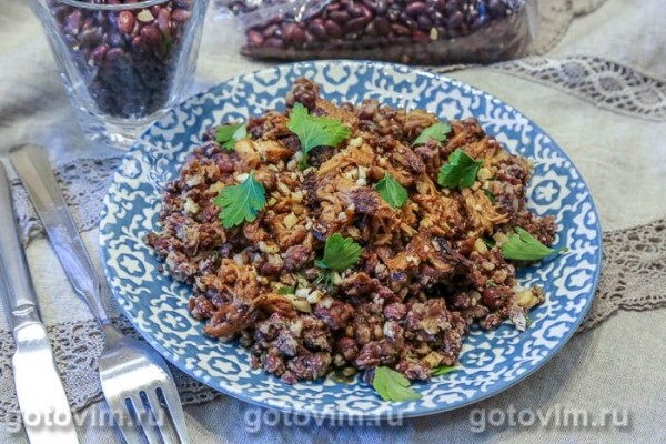 Теплый салат из красной фасоль с рваным мясом и орехами Теплый салат из красной фасоль с рваным мясом и орехами