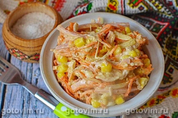 Салат с корейской морковкой, курицей и ветчиной Салат с корейской морковкой, курицей и ветчиной