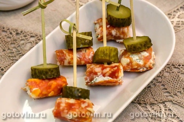 Закуска на шпажках с колбасой и сливочным сыром Закуска на шпажках с колбасой и сливочным сыром