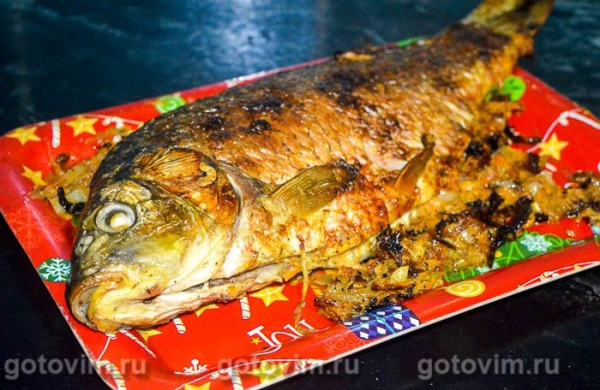Карп целиком, запеченный в духовке с морковью и луком Карп целиком, запеченный в духовке с морковью и луком