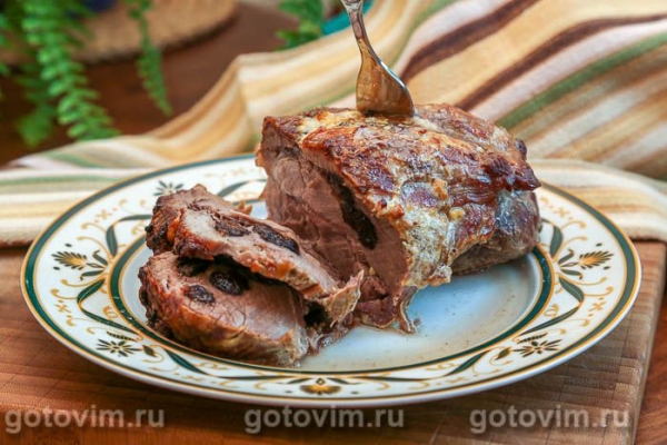 Свиная шейка, шпигованная черносливом (в рукаве) Свиная шейка, шпигованная черносливом (в рукаве)