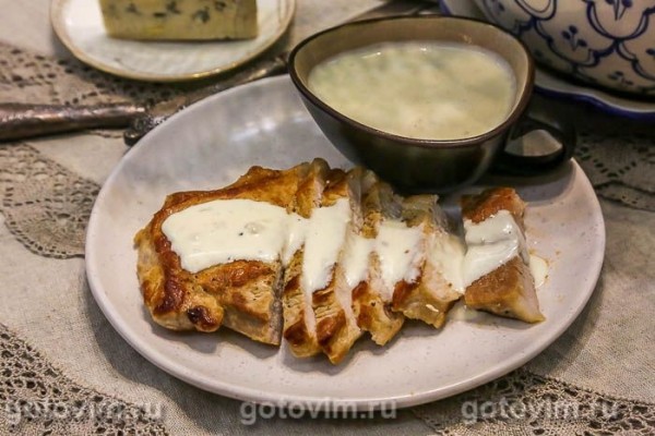 Жареная отбивная из свинины с соусом горгонзола Жареная отбивная из свинины с соусом горгонзола