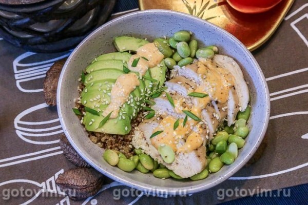 Поке из киноа с куриной грудкой, авокадо и бобами эдамаме Поке из киноа с куриной грудкой, авокадо и бобами эдамаме