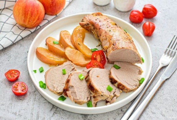 Свиная вырезка с яблоками и корицей Свиная вырезка с яблоками и корицей
