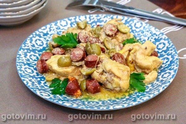 Курица с копчеными колбасками в сливках Курица с копчеными колбасками в сливках