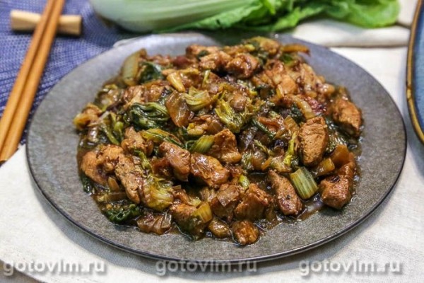 Свинина, жаренная с пекинской капустой и соевым соусом Свинина, жаренная с пекинской капустой и соевым соусом
