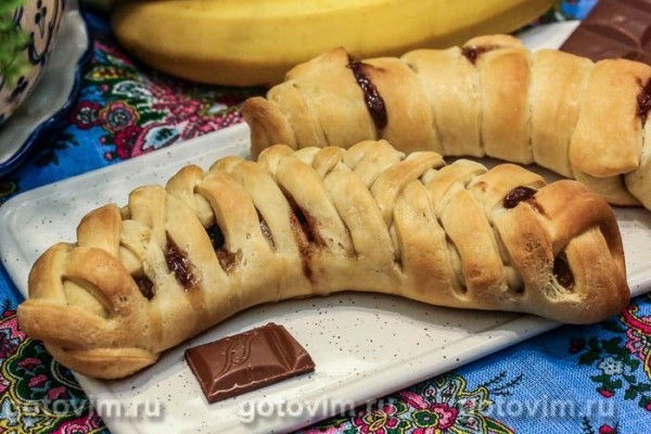 Рогалики из слоеного теста с бананом, фаршированным шоколадом Рогалики из слоеного теста с бананом, фаршированным шоколадом