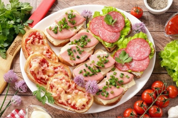 Бутерброды с колбасой и сыром Бутерброды с колбасой и сыром
