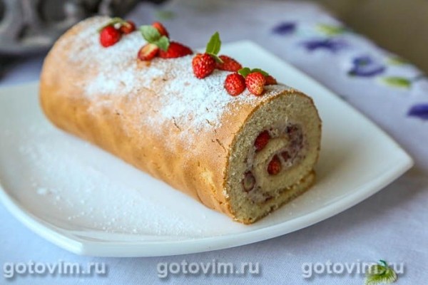 Бисквитный рулет с баварским кремом с земляникой Бисквитный рулет с баварским кремом с земляникой