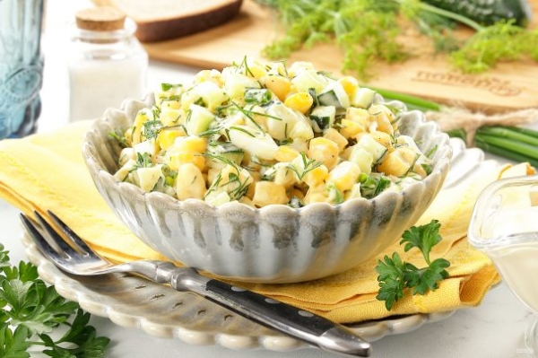 Салат с яйцом, сыром, кукурузой и огурцом Салат с яйцом, сыром, кукурузой и огурцом
