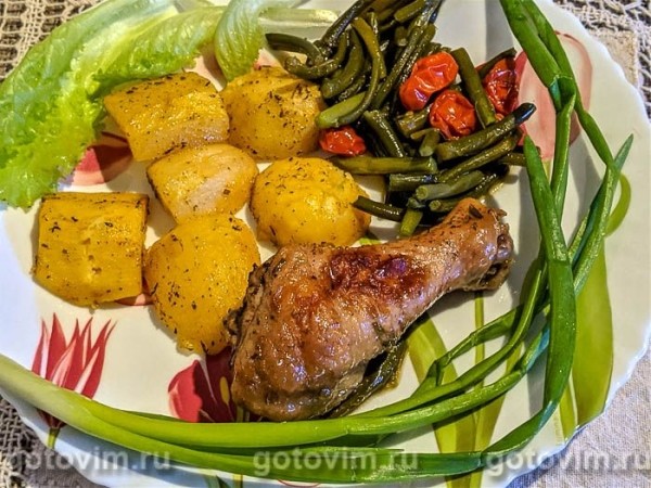 Куриные голени, тушенные в соевом соусе с чесночными стрелками и помидорами Куриные голени, тушенные в соевом соусе с чесночными стрелками и помидорами