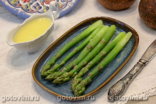 Вареная спаржа с соусом лимонное масло Вареная спаржа с соусом лимонное масло