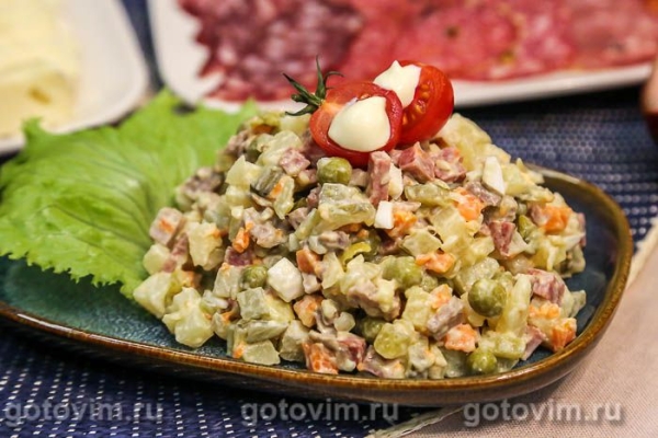 Оливье с языком, копченой колбасой и каперсами Оливье с языком, копченой колбасой и каперсами