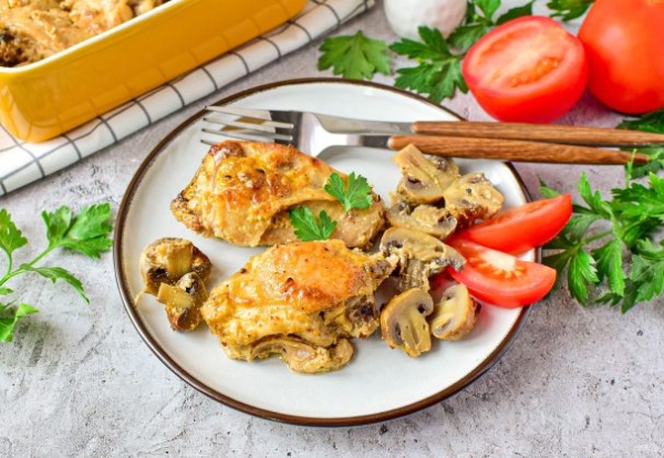 Курица в духовке с шампиньонами Курица в духовке с шампиньонами