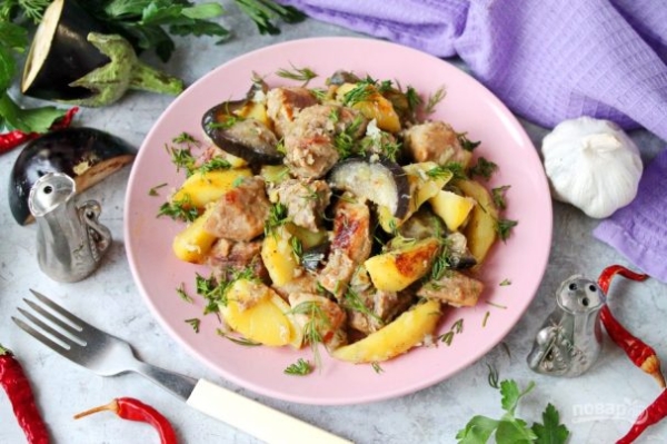 Мясо тушеное с картошкой и баклажанами Мясо тушеное с картошкой и баклажанами