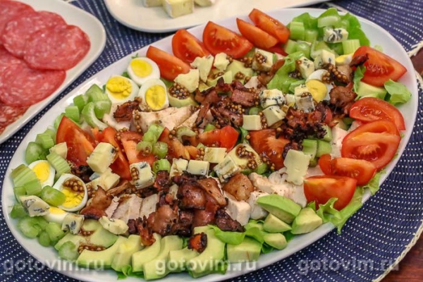Салат Кобб с курицей Салат Кобб с курицей